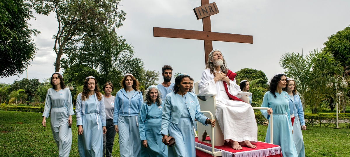 Jonas Bendiksen, The Last Testament un vieil homme porté sur une croix comme Jésus