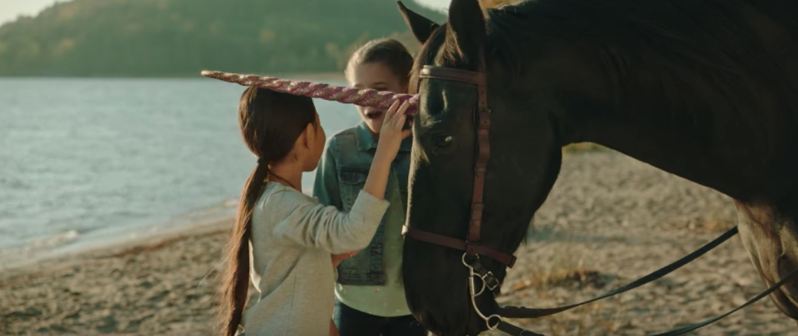 LEGO présente sa nouvelle campagne de pub Deux petites filles avec un cheval
