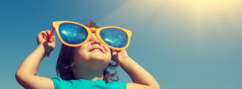 lunettes bleues, un vrai business pour du vrai bullshit une petite fille avec des lunettes bleues