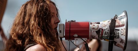 Comment passer d'un lobbying d'entreprise à un lobbying de marques ? Une jeune femme avec un porte voix