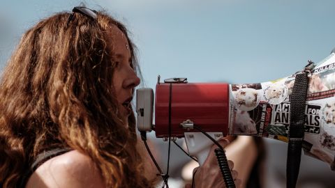 Comment passer d'un lobbying d'entreprise à un lobbying de marques ?  Une jeune femme avec un porte voix
