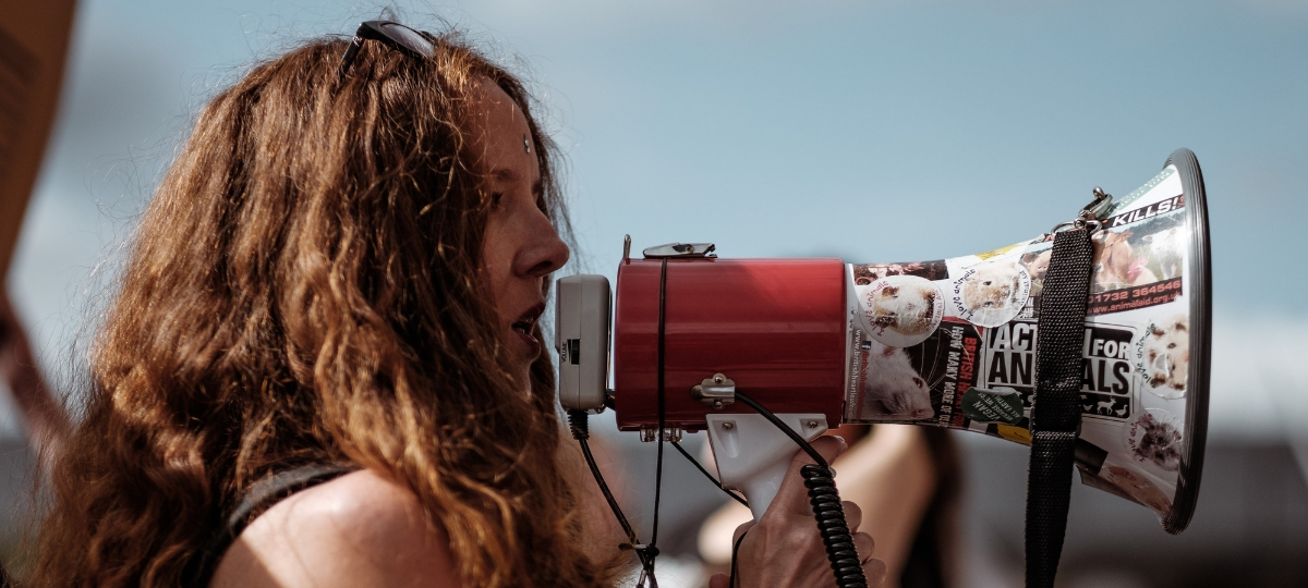 Comment passer d'un lobbying d'entreprise à un lobbying de marques ? Une jeune femme avec un porte voix