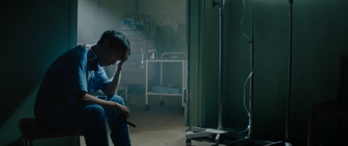 La campagne de sensibilisation de Médecins du Monde Un chirurgien dans une salle d'opération