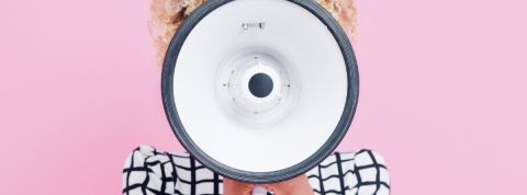 Et maintenant, le voice retail ! femme avec megaphone