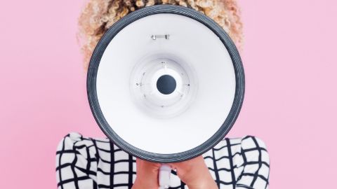 Et maintenant, le voice retail ! femme avec megaphone