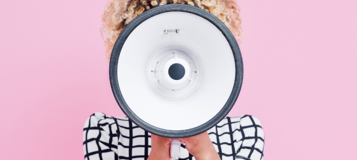 Et maintenant, le voice retail ! femme avec megaphone