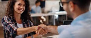 Une femme qui serre la main à un homme
