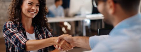 Qui sont les meilleurs employeurs de France ? Une femme qui serre la main à un homme