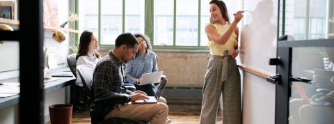 millennials entreprise une femme forme ses collègues en petit groupe