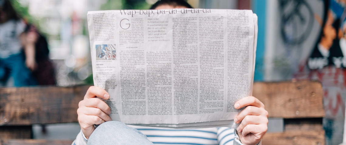 Armelle Le Goff nommée Directrice de la rédaction et rédactrice en chef de 20 Minutes Un homme qui lit un journal papier
