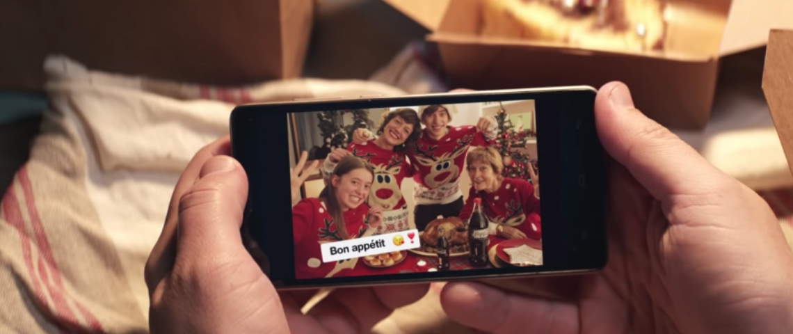 L'opération Noël comme à la maison de Coca et Uber Eats Un smartphone