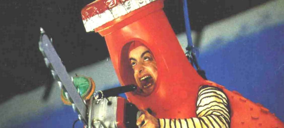 10 histoires cachées derrière les slogans des marques un homme dans un costume orangina rouge tient une tronçonneuse