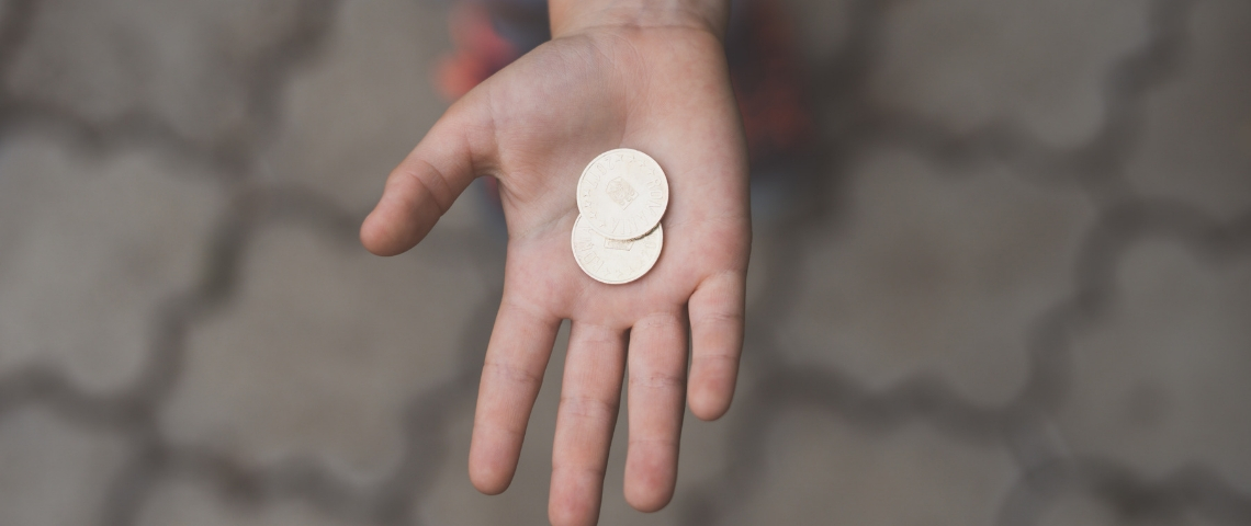 Txfy rétablit le paiement en espèce Une main tendue avec une pièce de monnaie