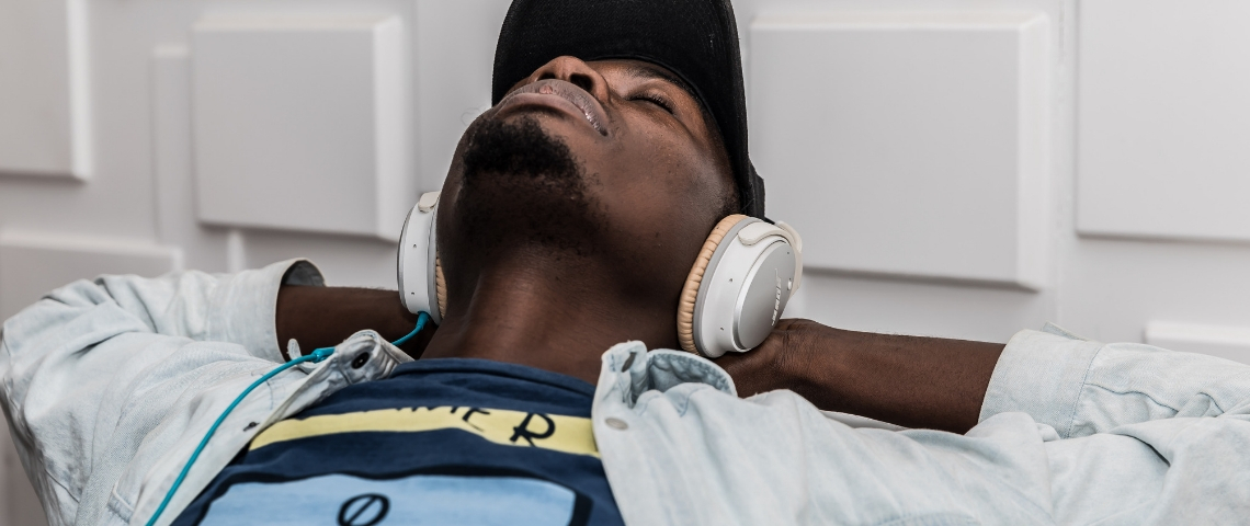 Majelan lève 4M d'euros Un homme qui écoute de la musique avec un casque