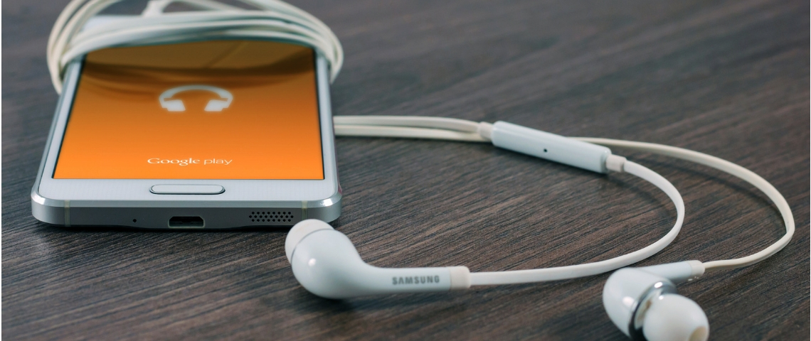 Partenariat entre le groupe les Echos et Binge Audio Un Smartphone avec des écouteurs