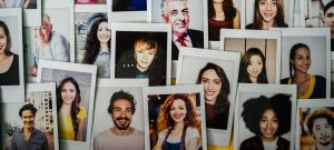 photos papier accrochées à un mur