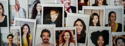 Burn-out, perte de sens, erreurs de management… L’urgence de la transformation culturelle en entreprise photos papier accrochées à un mur