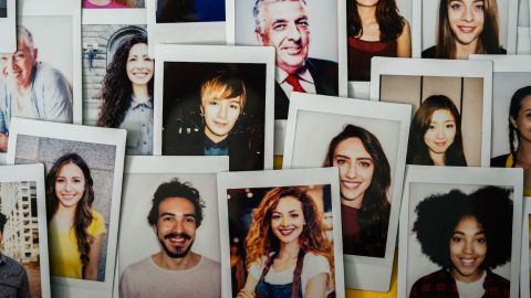 photos papier accrochées à un mur