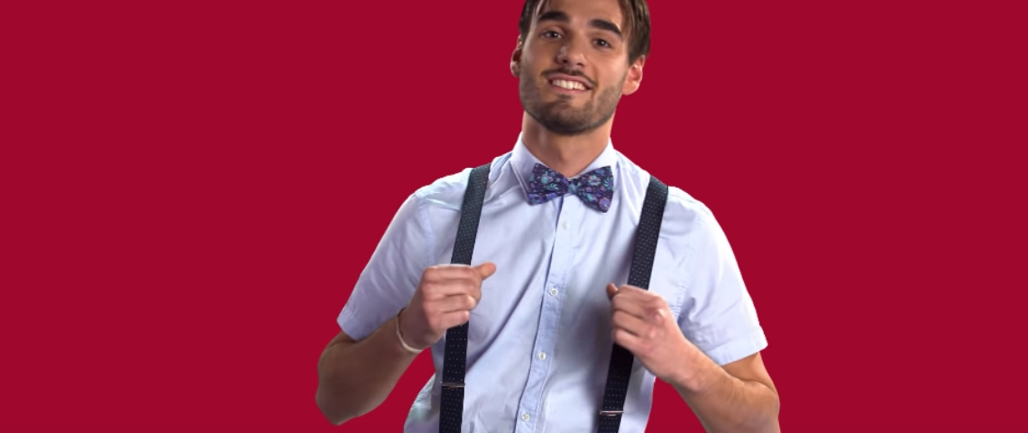 By Agence signe la campagne Durex (RED) Un homme avec des bretelles et un noeud papillon