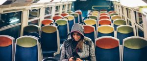 une femme seule dans le train