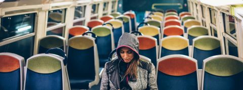 Prédire la fraude dans les transports, c'est possible une femme seule dans le train
