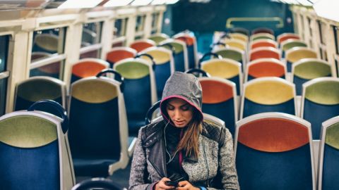 une femme seule dans le train