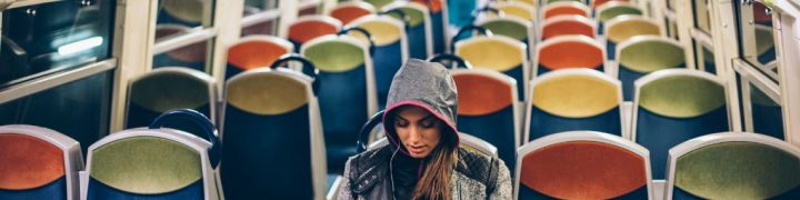 une femme seule dans le train