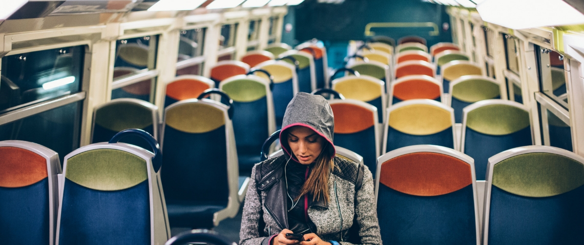 Prédire la fraude dans les transports, c'est possible une femme seule dans le train