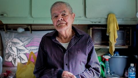 un vieux monsieur pose face caméra