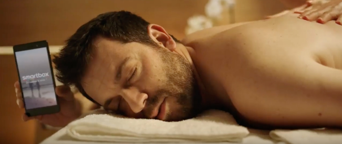 Nouvelle publicité de Smartbox par Altmann+Pacreau Un homme qui se fait masser