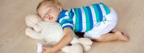 4 solutions connectées pour mieux dormir Un enfant qui dort avec sa peluche