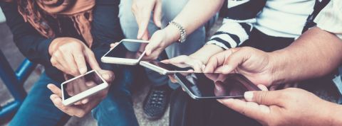 Tendances social media 2019 Groupe regardant son portable