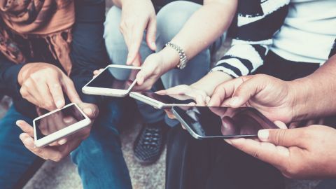 Groupe regardant son portable