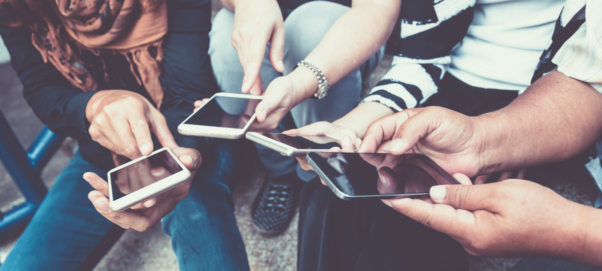 Tendances social media 2019 - L'ADN Groupe regardant son portable