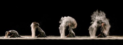 tendances wtf annee Une femme plonge ses cheveux dans le sable