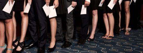 En 2019, glissez-vous dans les pompes d'un député ! une file de gens allant voter