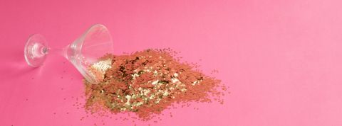 Que va-t-on boire et manger en 2019 ? Un verre renversé rempli de paillettes
