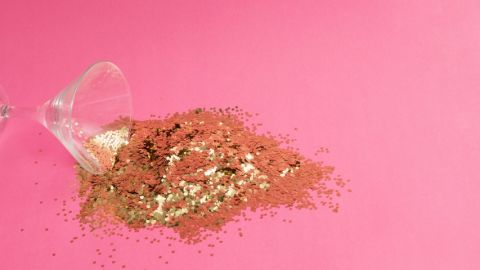 Un verre renversé rempli de paillettes