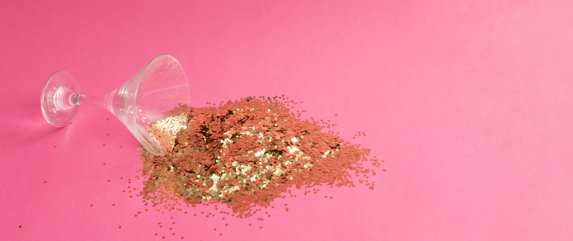 Que va-t-on boire et manger en 2019 ? Un verre renversé rempli de paillettes