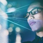 Un homme en train de se filmer avec son téléphone portable