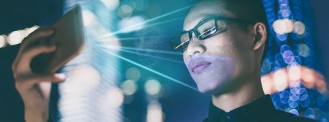 Passer un entretien RH avec une intelligence artificielle : mauvaise idée ? Un homme en train de se filmer avec son téléphone portable