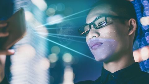 Un homme en train de se filmer avec son téléphone portable