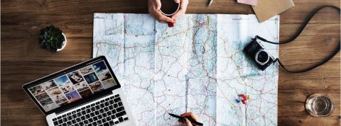 Tourisme : fini l'imprévu des road trips ou l'enjeu des vacances millimétrées planification d'un voyage carte sur table