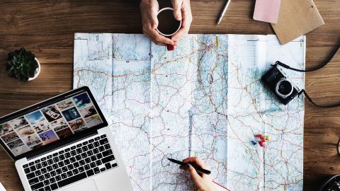 planification d'un voyage carte sur table