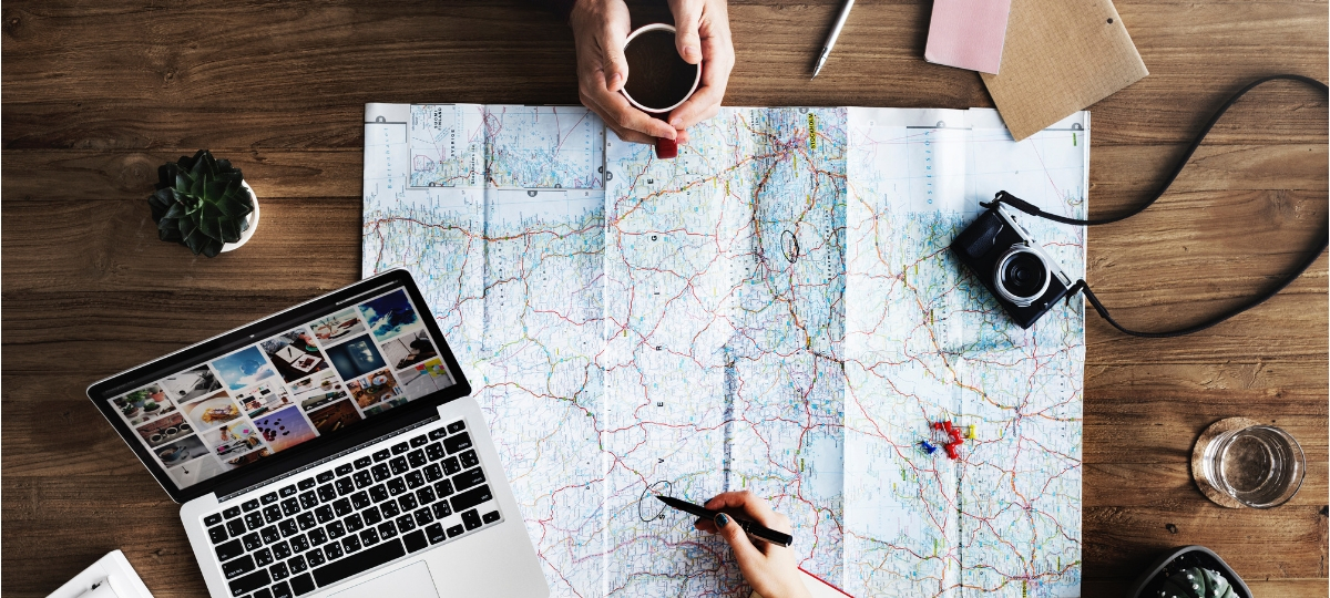 Tourisme : fini l'imprévu des road trips ou l'enjeu des vacances millimétrées planification d'un voyage carte sur table