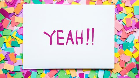 post it avec la mention yeah dessus et confettis