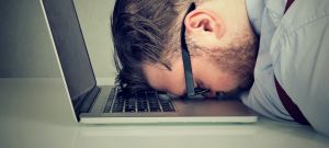 Personne désespérée devant un ordinateur