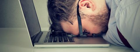 Lexique dev Personne désespérée devant un ordinateur