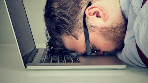 Personne désespérée devant un ordinateur