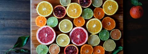 Comment la tech lutte contre le gaspillage alimentaire Agrumes variés et colorés